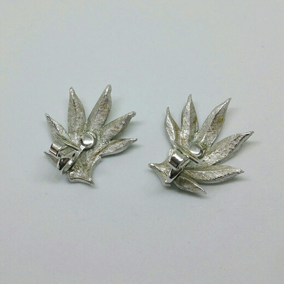 Vintage Trifari silvertone leaf clip on earrings - Picture 6 of 7